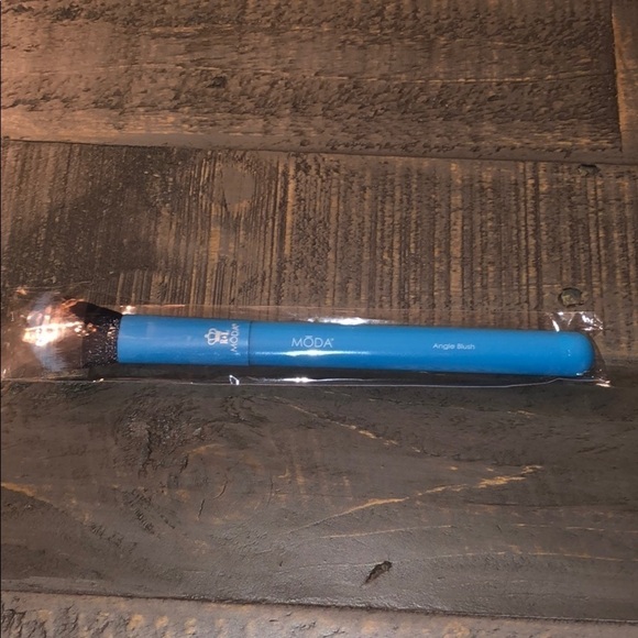 5/$25 Moda Angle Blush Makeup Brush - NEW - Picture 1 of 4